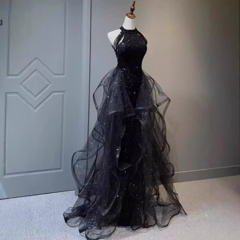 Rochie de seară cu halter, paiete, siluetă prințesă, talie înaltă, mâneci 3/4, fustă lungă (material: acetat 70–80% + poliester ≤30%)