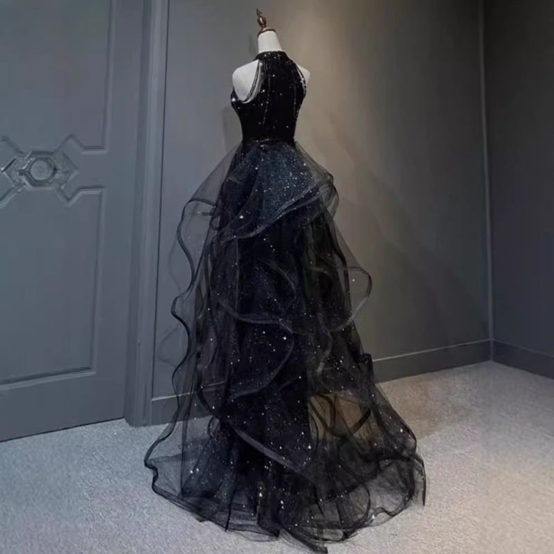 Rochie de seară cu halter, paiete, siluetă prințesă, talie înaltă, mâneci 3/4, fustă lungă (material: acetat 70–80% + poliester ≤30%)