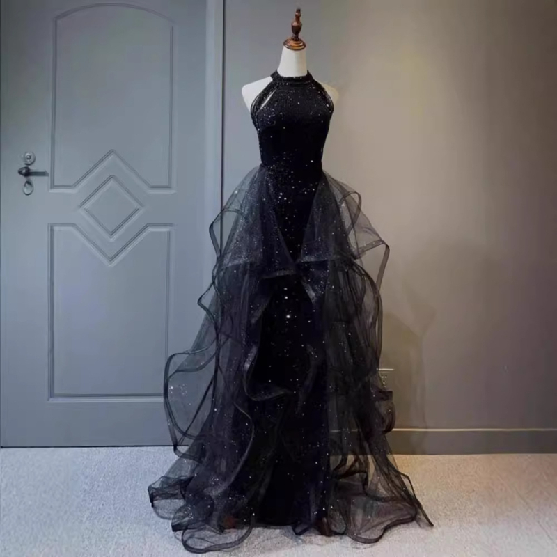 Rochie de seară cu halter, paiete, siluetă prințesă, talie înaltă, mâneci 3/4, fustă lungă (material: acetat 70–80% + poliester ≤30%)