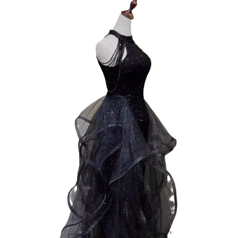 Rochie de seară cu halter, paiete, siluetă prințesă, talie înaltă, mâneci 3/4, fustă lungă (material: acetat 70–80% + poliester ≤30%)