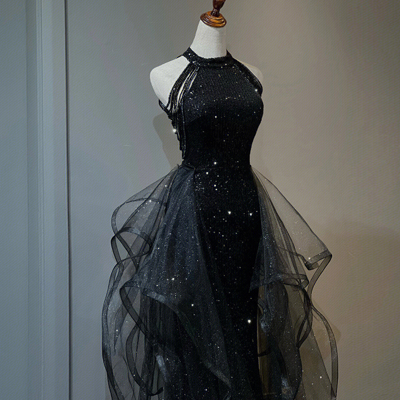 Rochie de seară cu halter, paiete, siluetă prințesă, talie înaltă, mâneci 3/4, fustă lungă (material: acetat 70–80% + poliester ≤30%)