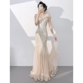 Vakara kleita ar vienu plecu, zivju aste, spīdīgas paillettes, augsta vidukļa, gara svārki