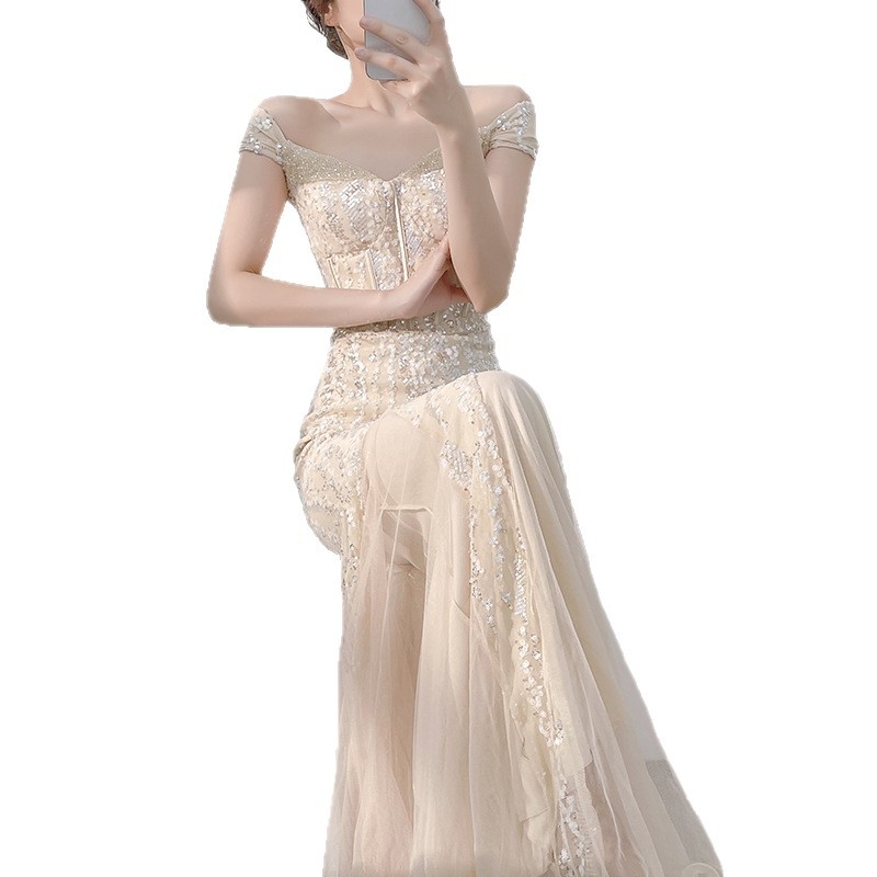 Vakara kleita ar vienu plecu, zivju aste, spīdīgas paillettes, augsta vidukļa, gara svārki