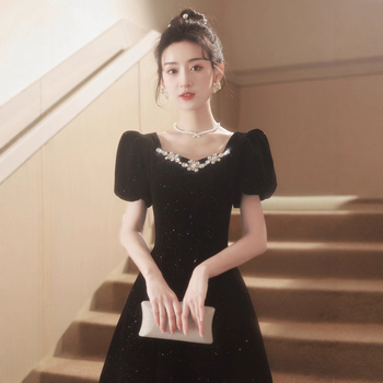 Rochie de seară de înaltă calitate, în stil Hepburn, cu eleganță franțuzească: talie înaltă, mâneci lungi de prințesă, fustă lungă; amestec poliester 30–50%; lansare toamnă 2025.