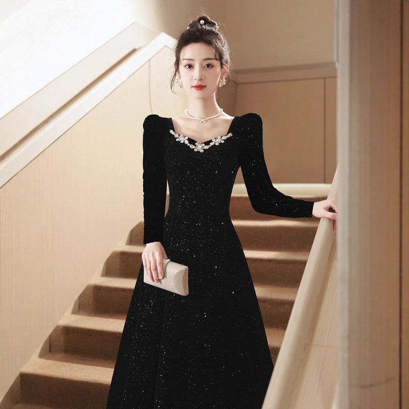 Rochie de seară de înaltă calitate, în stil Hepburn, cu eleganță franțuzească: talie înaltă, mâneci lungi de prințesă, fustă lungă; amestec poliester 30–50%; lansare toamnă 2025.