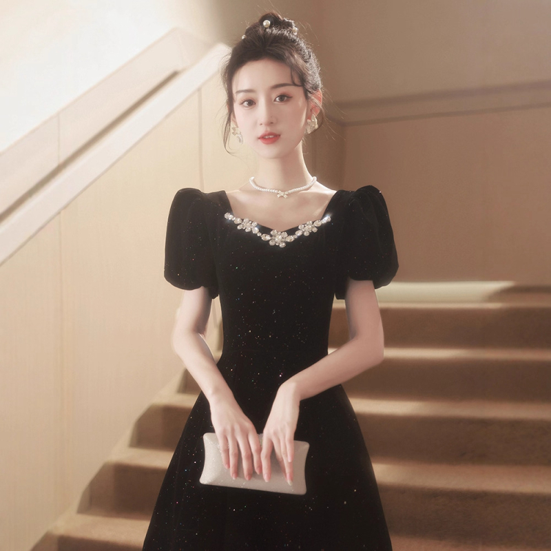 Rochie de seară de înaltă calitate, în stil Hepburn, cu eleganță franțuzească: talie înaltă, mâneci lungi de prințesă, fustă lungă; amestec poliester 30–50%; lansare toamnă 2025.