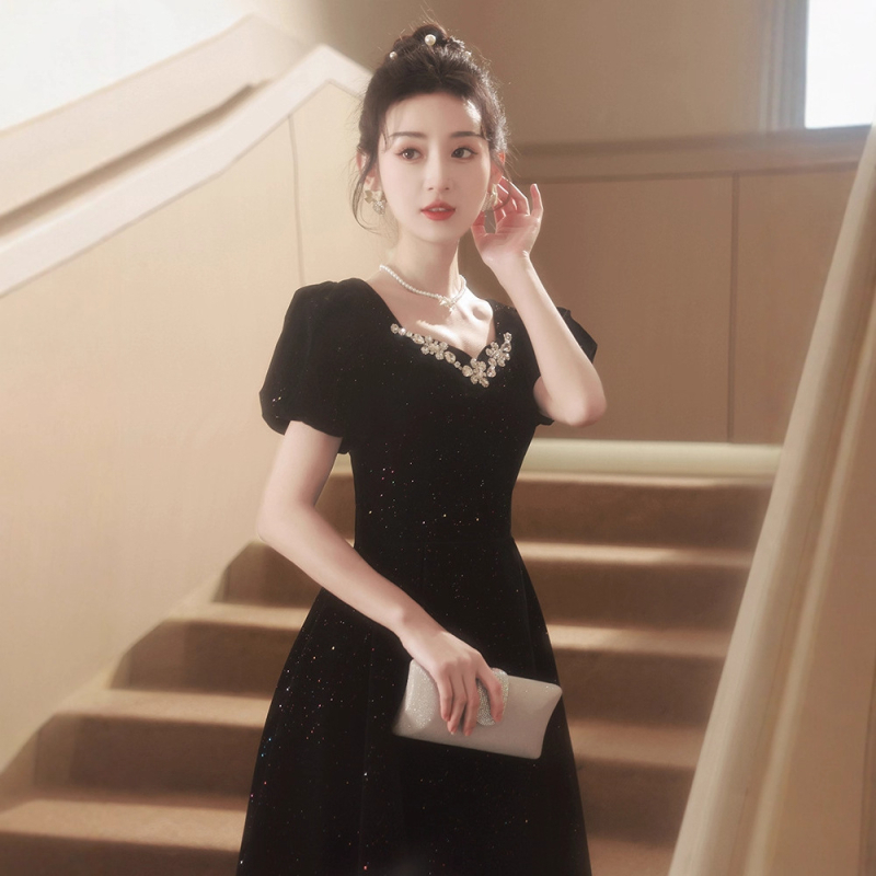 Rochie de seară de înaltă calitate, în stil Hepburn, cu eleganță franțuzească: talie înaltă, mâneci lungi de prințesă, fustă lungă; amestec poliester 30–50%; lansare toamnă 2025.