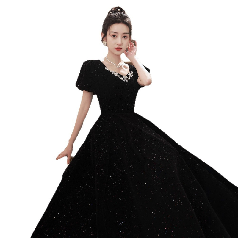 Rochie de seară de înaltă calitate, în stil Hepburn, cu eleganță franțuzească: talie înaltă, mâneci lungi de prințesă, fustă lungă; amestec poliester 30–50%; lansare toamnă 2025.