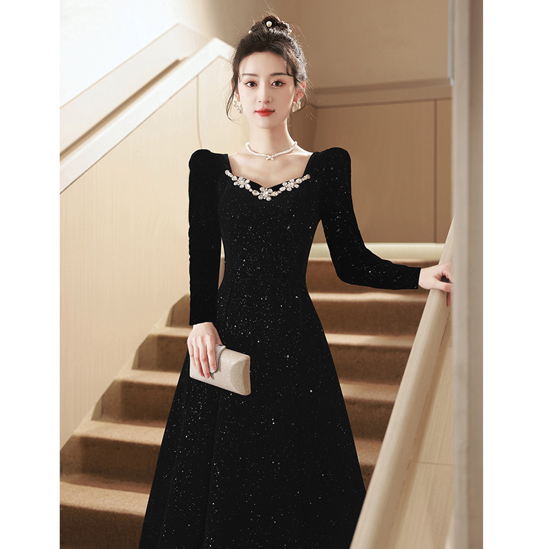 Rochie de seară de înaltă calitate, în stil Hepburn, cu eleganță franțuzească: talie înaltă, mâneci lungi de prințesă, fustă lungă; amestec poliester 30–50%; lansare toamnă 2025.