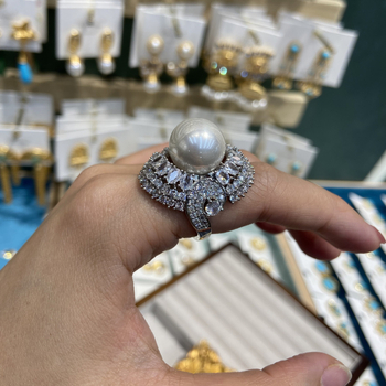 Пръстен с голяма перла в стил фартук, медно-платинени акценти, инкрустирани майчина перла и диаманти
