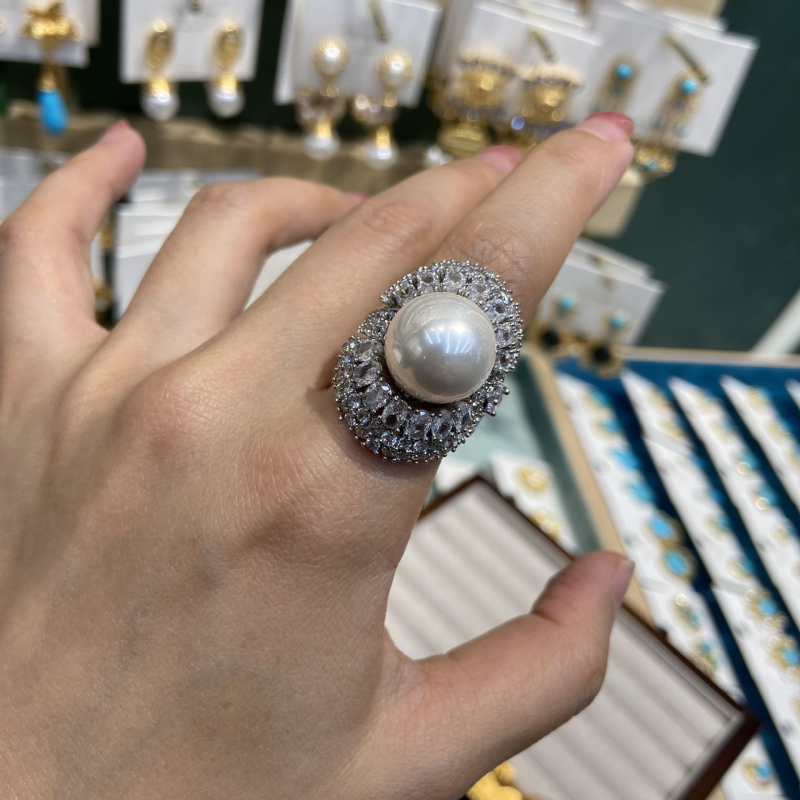 Пръстен с голяма перла в стил фартук, медно-платинени акценти, инкрустирани майчина перла и диаманти