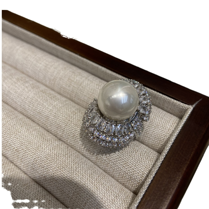 Пръстен с голяма перла в стил фартук, медно-платинени акценти, инкрустирани майчина перла и диаманти