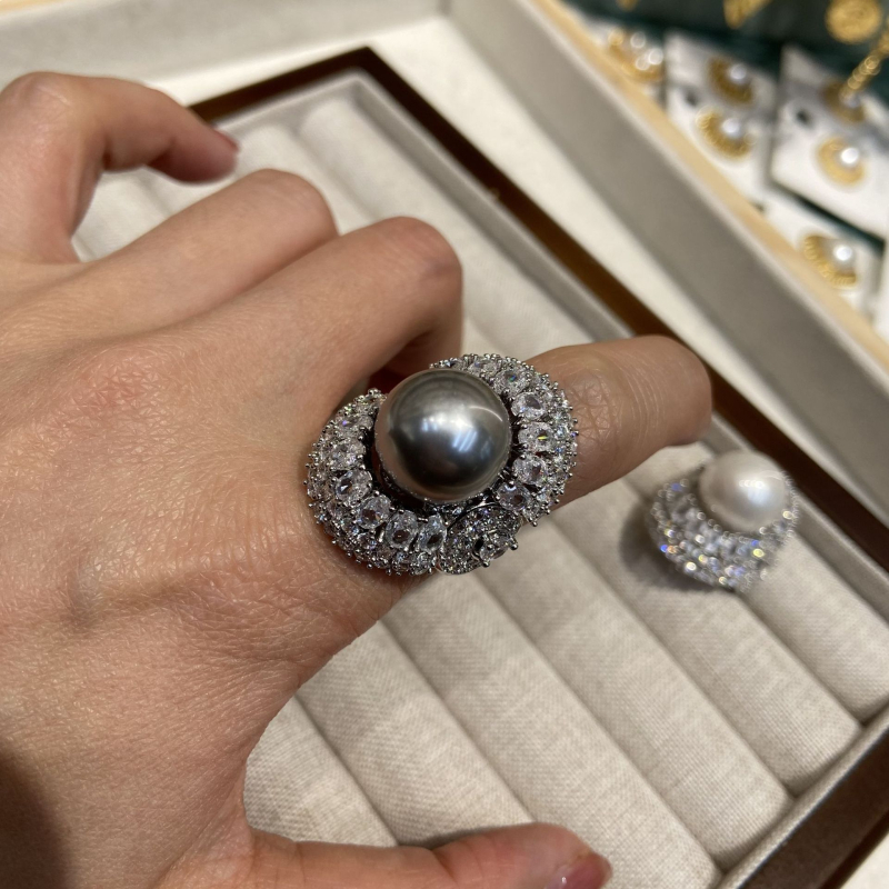 Пръстен с голяма перла в стил фартук, медно-платинени акценти, инкрустирани майчина перла и диаманти
