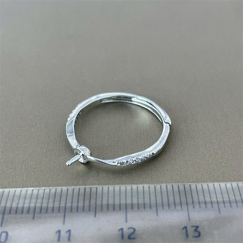 Gredzens ar izliektu dizainu, vara pamats ar 18K zelta pārklājumu un biezu zelta pārklājuma slāni, Willans, izcelsme Shaoxing, rudens 2023