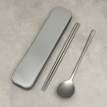 Комплект лъжица и клечки за хранене от неръждаема стомана, 2 части, пътуващ и лесен за съхранение, произход Jieyang, Китай; марка Zhuohao, серия Удобна, възможно лого, персонализируем
