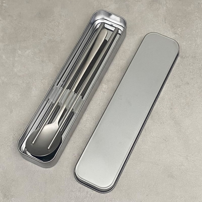 Комплект лъжица и клечки за хранене от неръждаема стомана, 2 части, пътуващ и лесен за съхранение, произход Jieyang, Китай; марка Zhuohao, серия Удобна, възможно лого, персонализируем