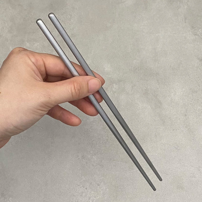 Комплект лъжица и клечки за хранене от неръждаема стомана, 2 части, пътуващ и лесен за съхранение, произход Jieyang, Китай; марка Zhuohao, серия Удобна, възможно лого, персонализируем