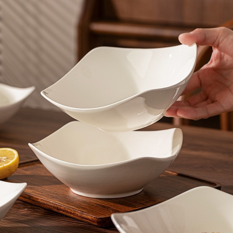Porcelanska zdjela, četverokutnog oblika, minimalistički stil, ispod glazure