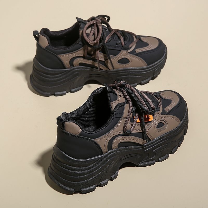 Дамски равни обувки: горна част от кожа на втори слой, стелка от кожа на втори слой, мрежеста подплата, райета