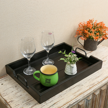 Tavă de servire din lemn cu mânere metalice, dreptunghiulară, suprafață lucioasă, potrivită pentru hoteluri și uz casnic; posibilitatea personalizării logo-ului