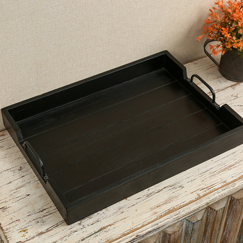 Tavă de servire din lemn cu mânere metalice, dreptunghiulară, suprafață lucioasă, potrivită pentru hoteluri și uz casnic; posibilitatea personalizării logo-ului