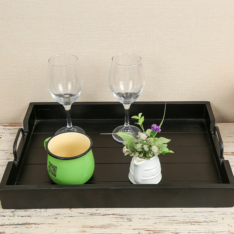 Tavă de servire din lemn cu mânere metalice, dreptunghiulară, suprafață lucioasă, potrivită pentru hoteluri și uz casnic; posibilitatea personalizării logo-ului