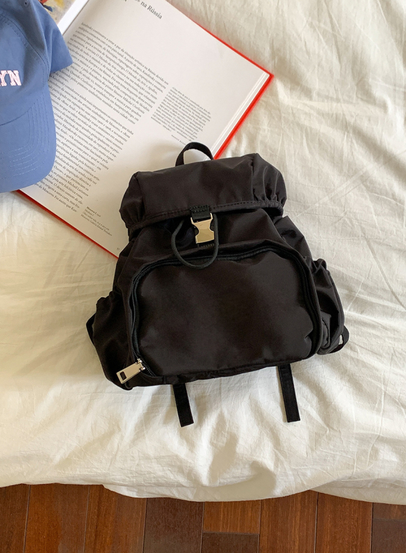 Női nylon hátizsák — városi minimalista stílus, kapacitás 20 L alatt, 8 hüvelykes laptophoz