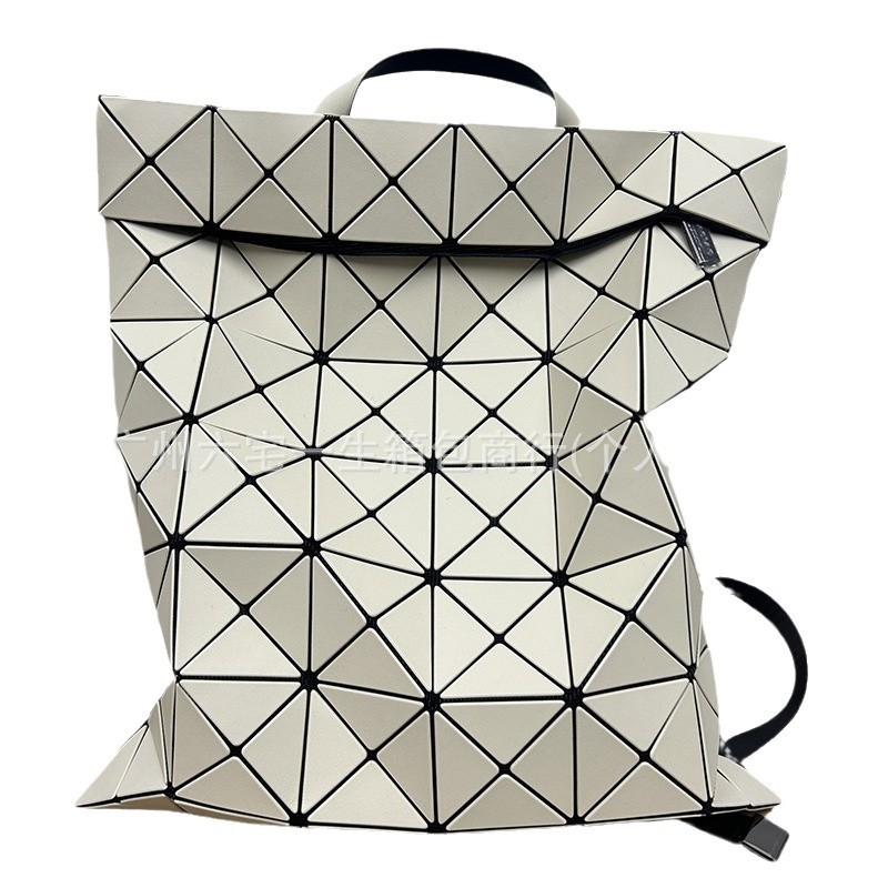 PVC anyagú hátizsák, 20-35 L kapacitás, 11 hüvelykes laptophoz illeszkedik, ergonómikus hátsó panel