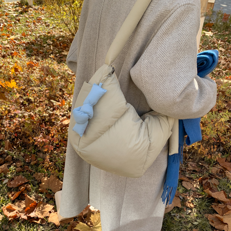 Taška cez rameno v tvare dumpling, čerstvý a sladký štýl, oxford látka, zapínanie na zips, zimné vydanie 2025.