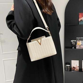 Crossbody torbica, horizontalan kvadratni oblik, PU koža, magnetsko zatvaranje, unutarnja podstava od sintetičke kože, gradski minimalistički stil