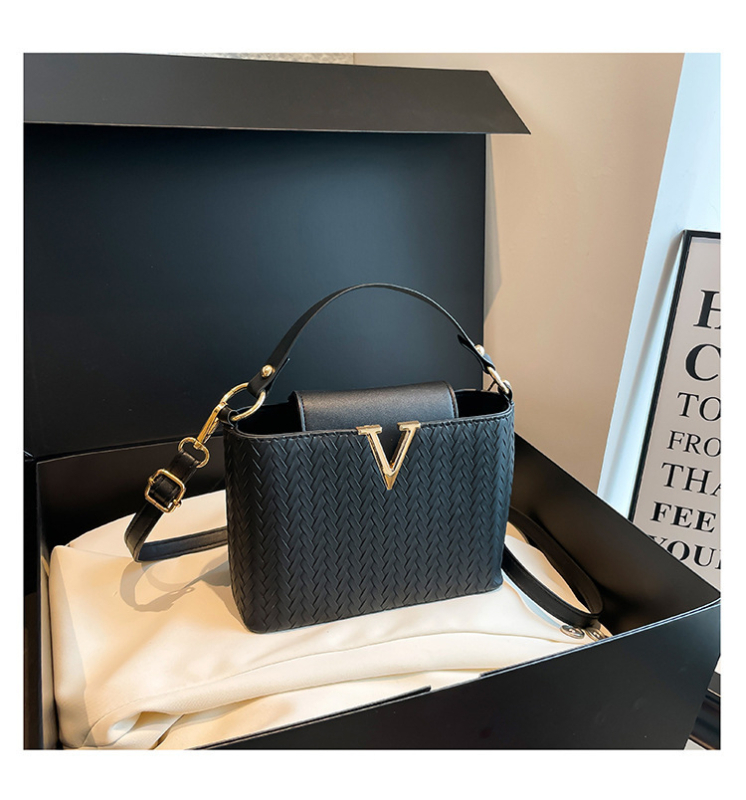 Crossbody torbica, horizontalan kvadratni oblik, PU koža, magnetsko zatvaranje, unutarnja podstava od sintetičke kože, gradski minimalistički stil