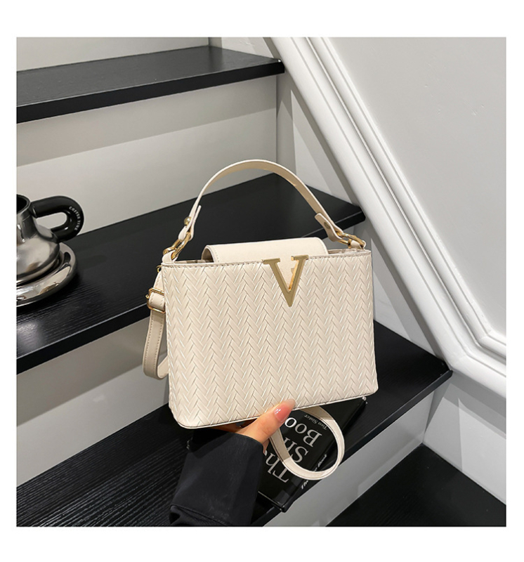 Crossbody torbica, horizontalan kvadratni oblik, PU koža, magnetsko zatvaranje, unutarnja podstava od sintetičke kože, gradski minimalistički stil