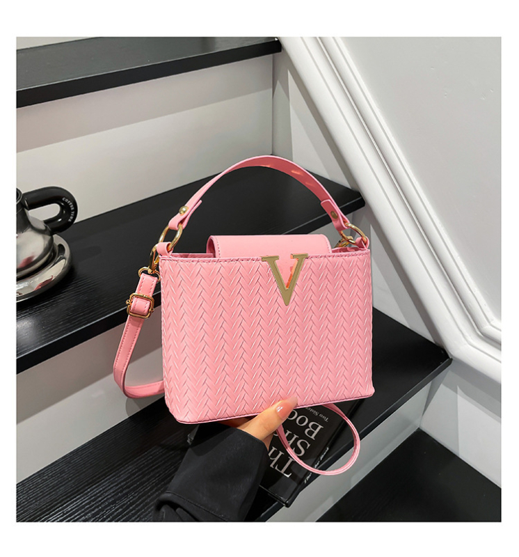 Crossbody torbica, horizontalan kvadratni oblik, PU koža, magnetsko zatvaranje, unutarnja podstava od sintetičke kože, gradski minimalistički stil
