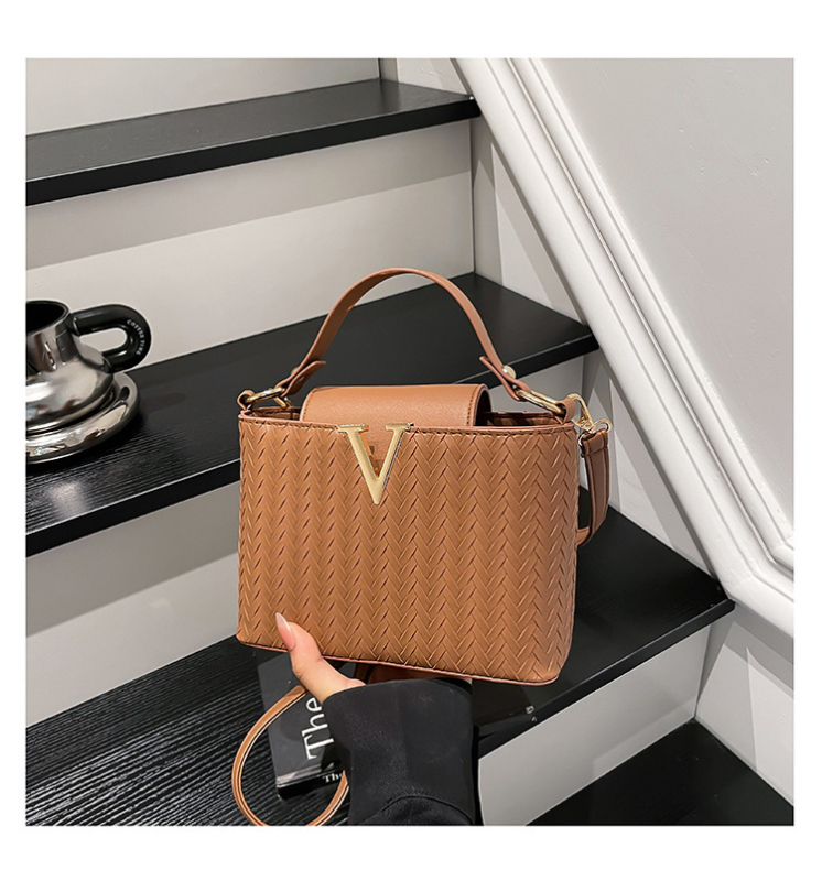 Crossbody torbica, horizontalan kvadratni oblik, PU koža, magnetsko zatvaranje, unutarnja podstava od sintetičke kože, gradski minimalistički stil