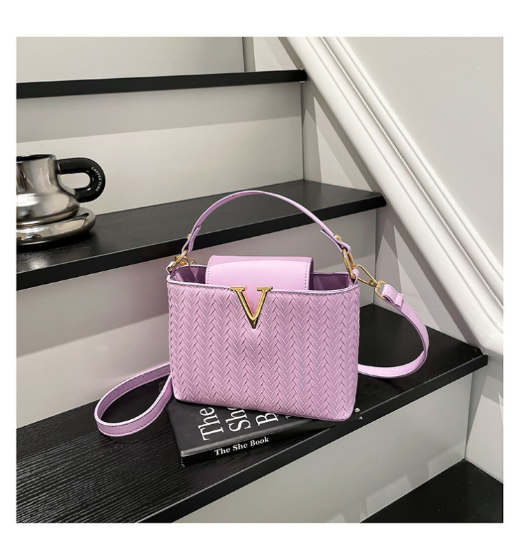 Crossbody torbica, horizontalan kvadratni oblik, PU koža, magnetsko zatvaranje, unutarnja podstava od sintetičke kože, gradski minimalistički stil