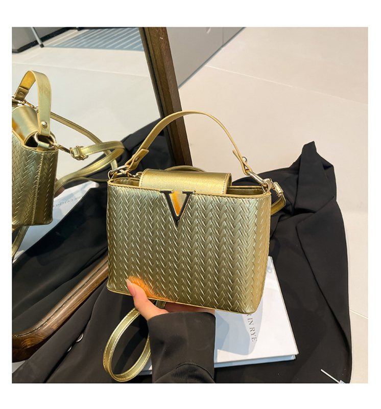 Crossbody torbica, horizontalan kvadratni oblik, PU koža, magnetsko zatvaranje, unutarnja podstava od sintetičke kože, gradski minimalistički stil
