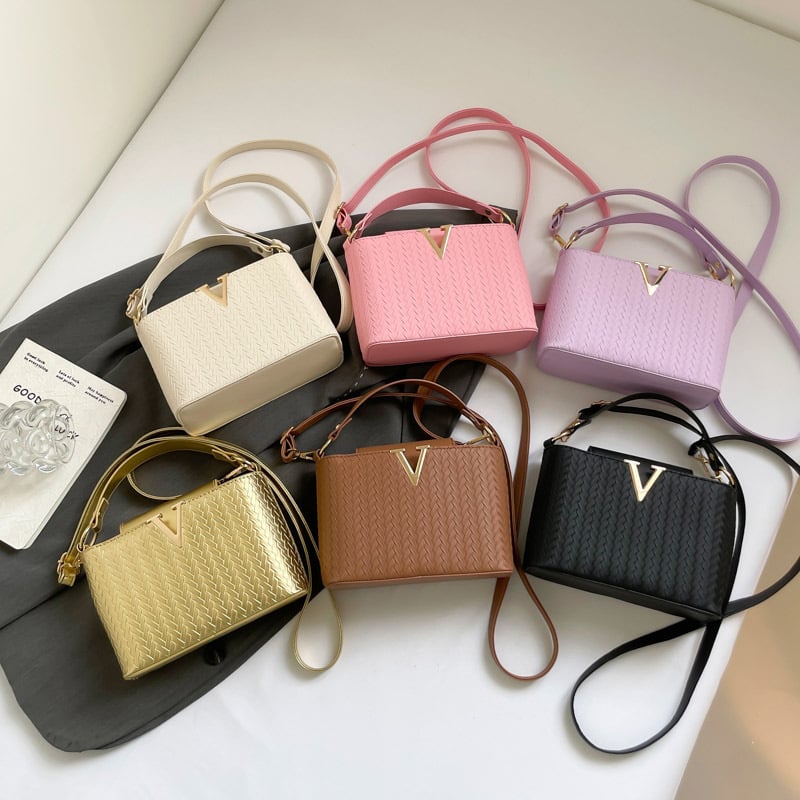 Crossbody torbica, horizontalan kvadratni oblik, PU koža, magnetsko zatvaranje, unutarnja podstava od sintetičke kože, gradski minimalistički stil