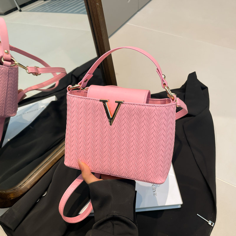 Crossbody torbica, horizontalan kvadratni oblik, PU koža, magnetsko zatvaranje, unutarnja podstava od sintetičke kože, gradski minimalistički stil