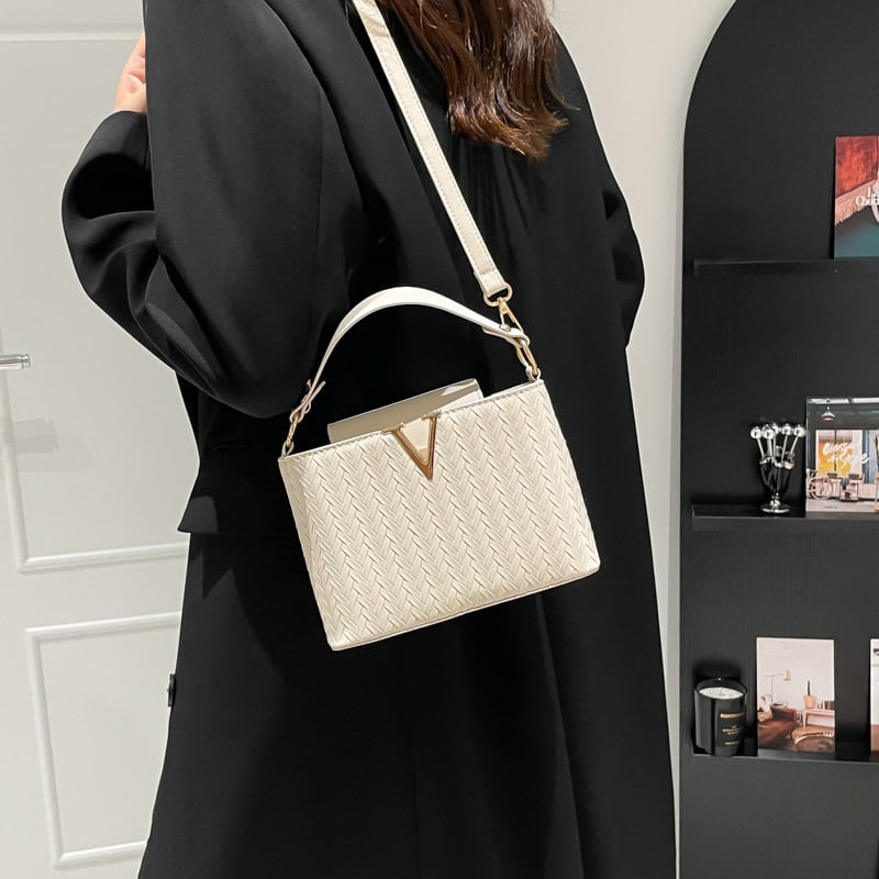 Crossbody torbica, horizontalan kvadratni oblik, PU koža, magnetsko zatvaranje, unutarnja podstava od sintetičke kože, gradski minimalistički stil