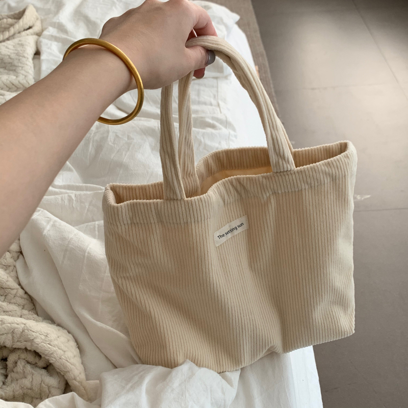 Torba od platna za dokumente, horizontalni kvadratni oblik, otvoren gornji pristup, urban stil.
