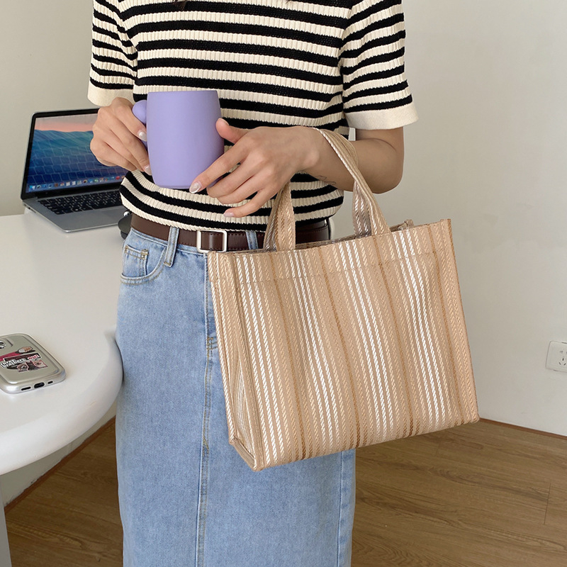 Ženska torba u street stilu, torba od platna, mala kvadratna torba, horizontalni kvadratni oblik, magnetsko kopčanje