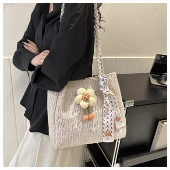 Slamnata tote torba – vertikalnog kvadratnog oblika, magnetsko zatvaranje, poliester podstava, džep za telefon i ID