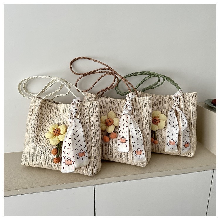 Slamnata tote torba – vertikalnog kvadratnog oblika, magnetsko zatvaranje, poliester podstava, džep za telefon i ID