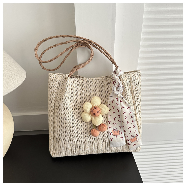 Slamnata tote torba – vertikalnog kvadratnog oblika, magnetsko zatvaranje, poliester podstava, džep za telefon i ID