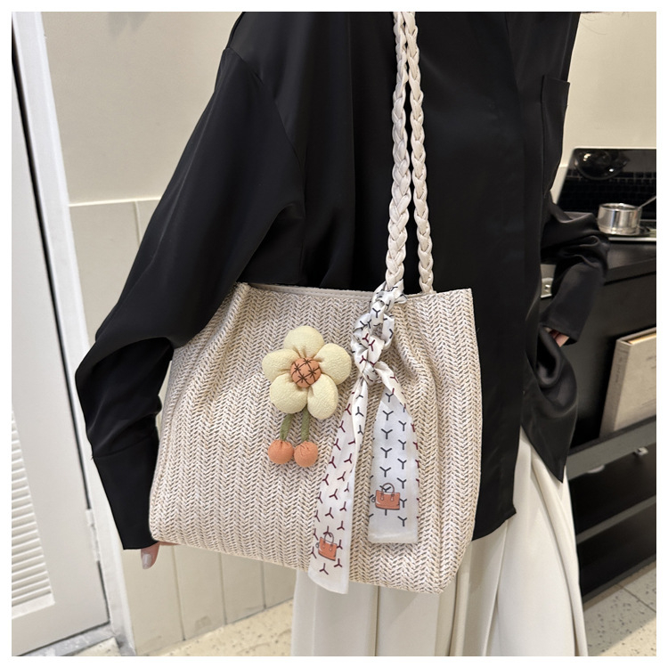 Slamnata tote torba – vertikalnog kvadratnog oblika, magnetsko zatvaranje, poliester podstava, džep za telefon i ID