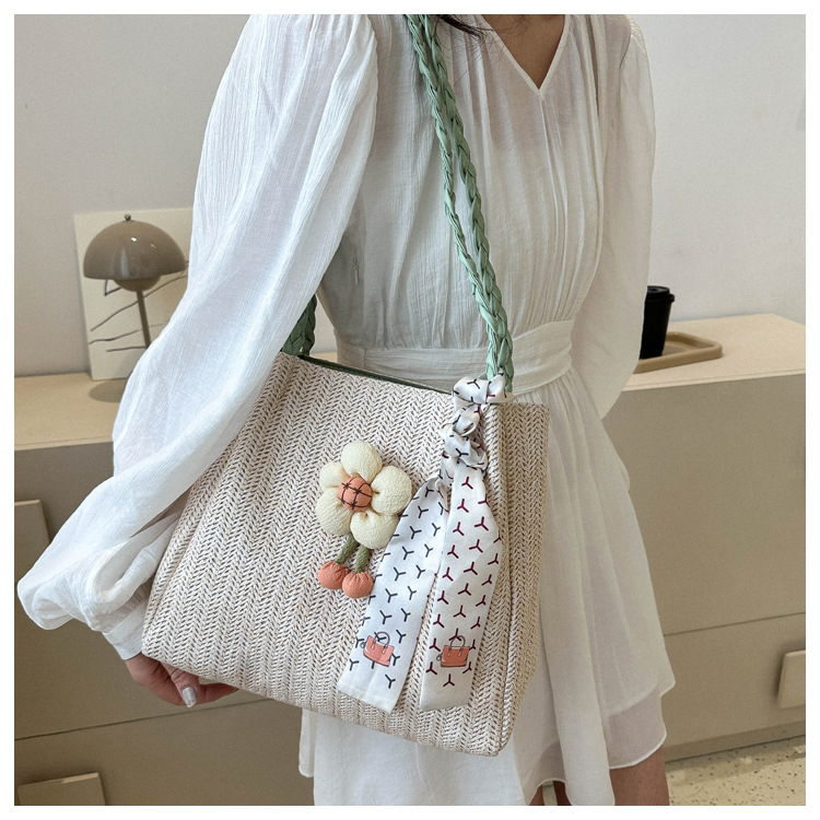 Slamnata tote torba – vertikalnog kvadratnog oblika, magnetsko zatvaranje, poliester podstava, džep za telefon i ID