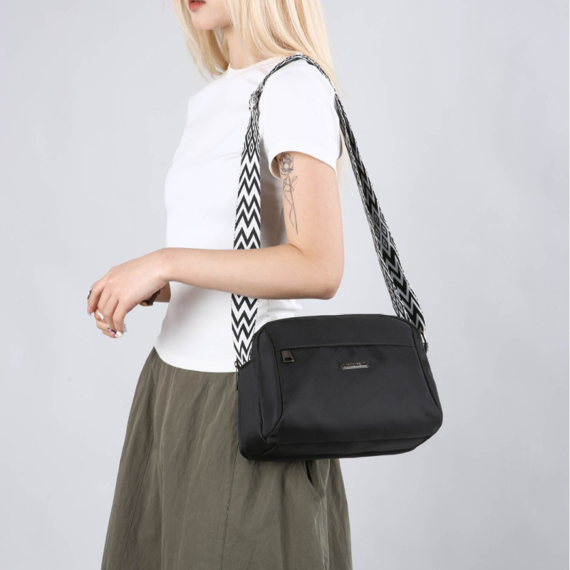 Ženska crossbody torba od najlona; horizontalni kvadratni oblik; zatvarač; Oxford podstava; laminirani unutarnji džep