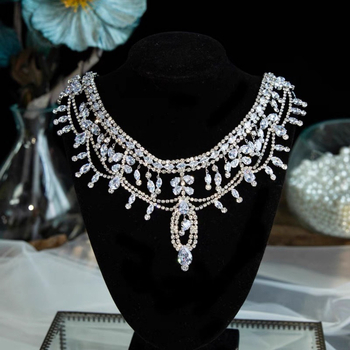 Колие с циркон, геометричен дизайн, многослоено, пролет 2025, лек лукс стил