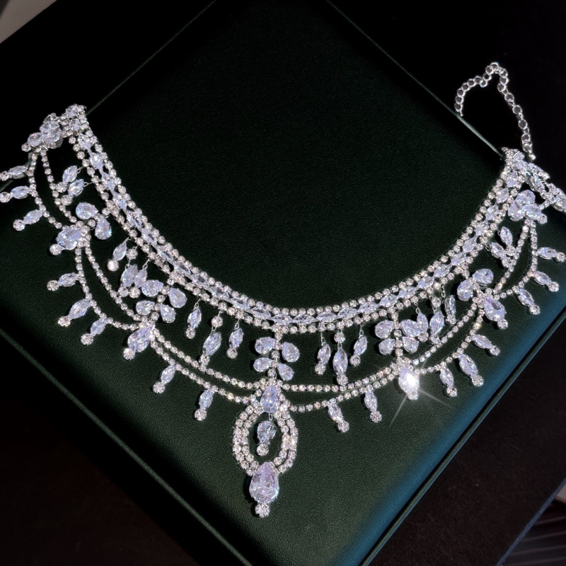 Колие с циркон, геометричен дизайн, многослоено, пролет 2025, лек лукс стил