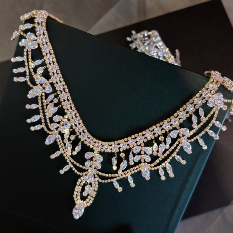 Колие с циркон, геометричен дизайн, многослоено, пролет 2025, лек лукс стил